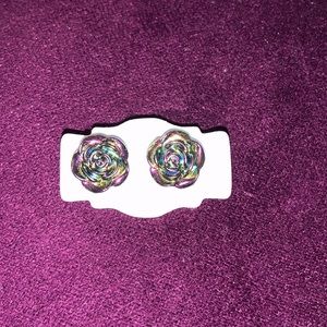 Flower stud earrings
